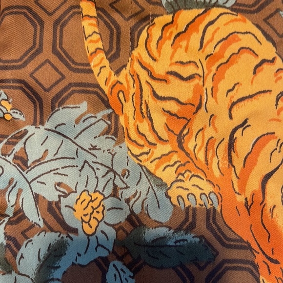 4/$20❤️Urban Outfitters Leafy Tiger Satin Short Sleeve Button-down Shirt - Picture 8 of 9